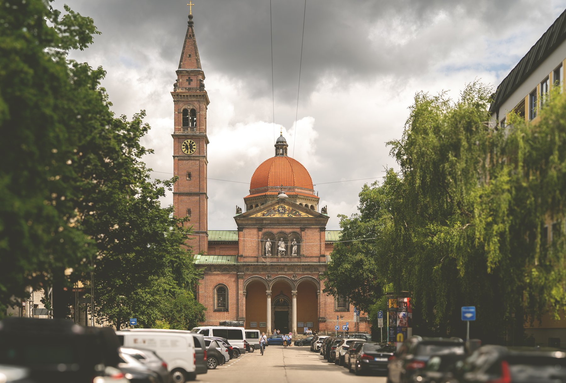 Kirche mit Kuppel und Uhrturm
